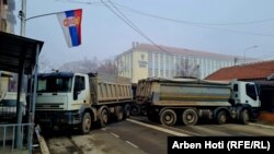 Elbarikádozott út a koszovói Mitrovicától északra 2022. december 27-én