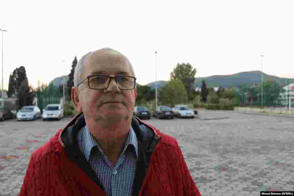 „Им пишав на луѓето во дијаспората, на Фејсбук, гласајте луѓе, излезете, тешко е да се направат промени ако не излеземе сите“, нагласува Нијаз Јашаревиќ кој денеска гласаше во Мостар.