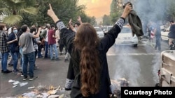 Mii de femei au ieșit pe străzile din Iran cu părul descoperit, pentru a protesta în urma morții Mahsei Amini, arestată de poliția moravurilor pentru că nu purta hijab-ul suficient de bine.