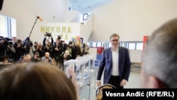Președintele Aleksandar Vučić, votând în alegerile parlamentare și prezidențiale din Serbia, pe 3 aprilie 2022