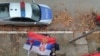 Policia e Kosovës shihet pranë zyrës së Komisionit Komunal Zgjedhor në Mitrovicë të Veriut. 6 dhjetor 2022.
