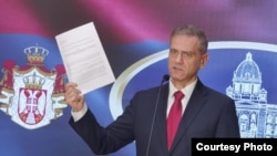 Потпретседателот на српското Собрание од редовите на опозицијата, Борко Стефановиќ со текстот на нацрт-резолуцијата со која се бара Србија да ја усогласи својата надворешна политика со европската.
