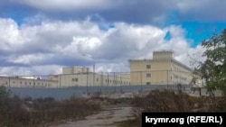 Rusiyeniñ Ukrayinağa qarşı büyük istilâsı başlanğan zaman Aqmescitte işğalciler tarafından 366 kişilik açılğan tahqiqat tevqifhanesi