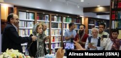ایران درودی در مراسم رونمایی از کتابش در شهریور ۹۷