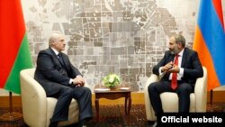 Встреча премьер-министра Армении Никола Пашиняна (справа) с президентом Беларуси Александром Лукашенко, Сочи, 14 мая 2018 г. 