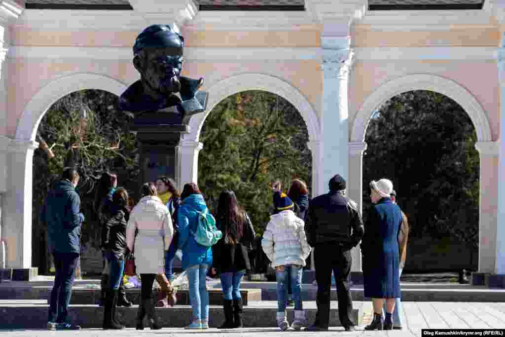 Молодь прийшла покласти квіти до пам'ятника Шевченку в Сімферополі