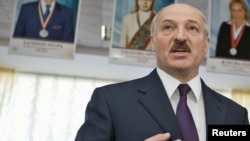 Lukaşenka barada dokumental filmde onuň özüni belarus halkynyň atasy hasap edýanligi bellenýär. 