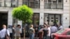 Partia Demokratike e Serbisë (DSS) protestoi përballë "Engio Hub", duke kërkuar anulimin e festivalit “Mirëdita, dobar dan”, 25 maj 2022.