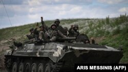 Українські військовослужбовці на блокпосту біля міста Лисичанськ на сході України на Донбасі, 23 травня 2022 року