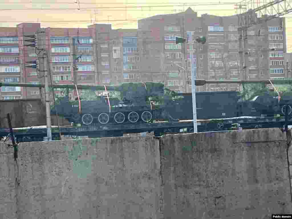 O fotografie a sistemelor de artilerie cu rază lungă de acțiune nord-coreeană, care ar fi fost transportate prin Rusia Angajamentul de 300 de milioane de euro de la Bruxelles vine într-un moment critic pentru Kiev, pe fondul dovezilor tot mai mari că trupele nord-coreene luptă alături de forțele ruse în Ucraina. Fotografia de mai sus, distribuită pentru prima dată la începutul acestei luni, indică, de asemenea, că Phenianul trimite materiale pentru a ajuta invazia terestră a Rusiei.