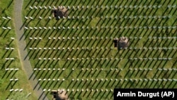 Srebrenitsa memorialında yeni qazılmış məzarlar