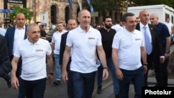 Armenia - Former President Robert Kocharian (center), Ishkhan Saghatelian (right) and Vahe Hakobian at an election campaign rally in Yerevan, June 18, 2021.