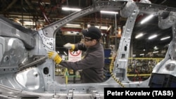 Szentpétervár, Oroszország, 2019. augusztus 16.: Egy alkalmazott a Nissan pargolovói üzemében