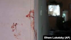 Vérnyomok az orosz légicsapás után egy szétlőtt ház oldalán Luhanszkban. 2022. június 16. 