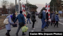 Ukrajinci stižu na granicu s Rumunijom, 24. februara 2022. 