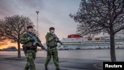 Шведські військові патрулюють гавань Вісбю на острові Готланд на тлі посилення напруженості між НАТО та Росією через Україну, січень 2022 року