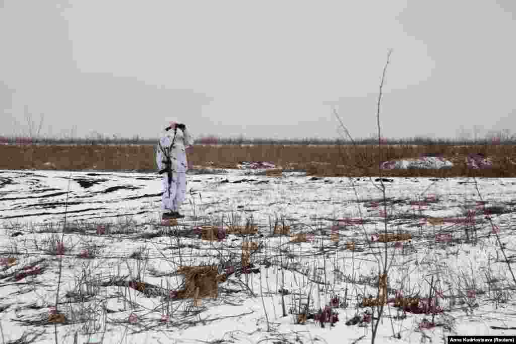 Një ushtar ukrainas me rroba kamuflazhi bën roje në rajonin e Doneskut më 21 janar.