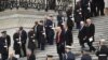 Ish-presidentët Donald Trump dhe Barack Obama, ndërsa pas tyre presidenti aktual, Joe Biden, dhe ish-zëvendëspresidenti Mike Pence, duke zbritur shkallëve në Kapitol, pas ceremonisë së inaugurimit të Trumpit në Uashington më 20 janar 2017.