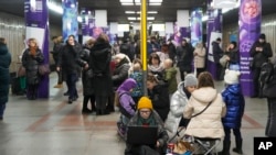 Хора се укриват в метростанция по време на руски въздушни атаки в Киев сутринта на 26 януари.