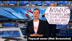 Gazetarja ruse, Marina Ovsyannikova, duke protestuar gjatë transmetimit të drejtpërdrejtë të lajmeve. 14 mars 2022.