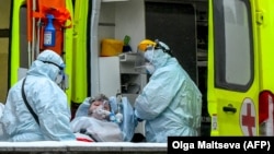 Заболена пациентка од ковид со брза помош се пренесува во болница во Русија. Архивска фотографија.