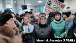 Азаптауға шағымданып тұрған ұсталғандардың туыстары. Алматы, ақпан айы 2022 жыл.