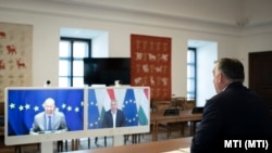 Orbán Viktor miniszterelnök videókonferencia keretében tárgyal Charles Michellel, az Európai Tanács elnökével a május 30-31-i rendkívüli uniós csúcs előkészítéseként a Karmelita kolostorban 2022. május 23-án