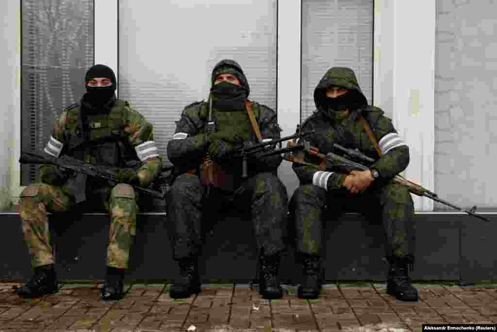 «Зелені чоловічки» в центрі Луганська, 22 листопада 2017 року Протягом вівторка в окупованому Луганську відбуваються не до кінця зрозумілі події. У частинах міста патрулюють озброєні люди. За повідомленнями, йдеться про конфлікт між ватажком угруповання «ЛНР» Ігорем Плотницьким і так званим «міністром внутрішніх справ» у цьому угрупованні Ігорем Корнетом, що почався 21 листопада. Від імені першого повідомили про усунення другого з посади, від імені другого запевнили, що все лишається по-старому. БІЛЬШЕ ПРО ЦЕ