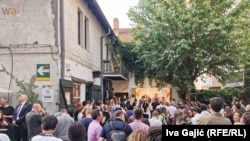 Programi i festivalit 'Mirëdita, dobar dan' vazhdon pas alarmit të rremë për bombë. Beograd, Serbi.
