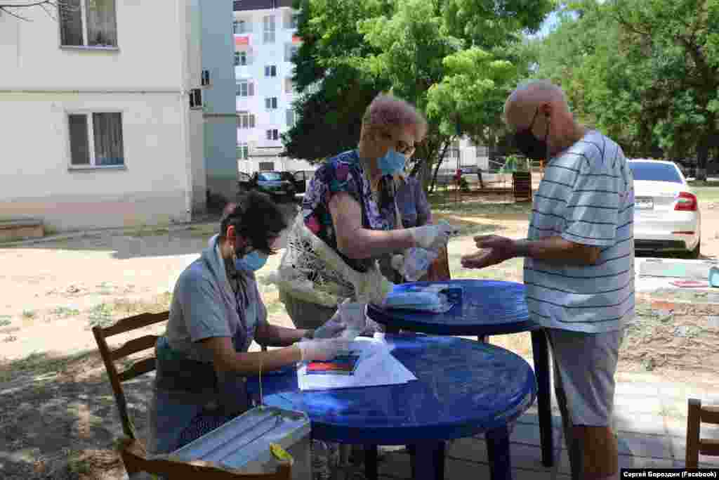 Vot în aer liber pentru amendamentele constituționale la Kerci. Orașul și restul Peninsulei Crimeea au fost anexate forțat de Rusia în 2014.