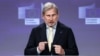 Johannes Hahn sajtótájékoztatót tart Brüsszelben 2022. szeptember 18-án