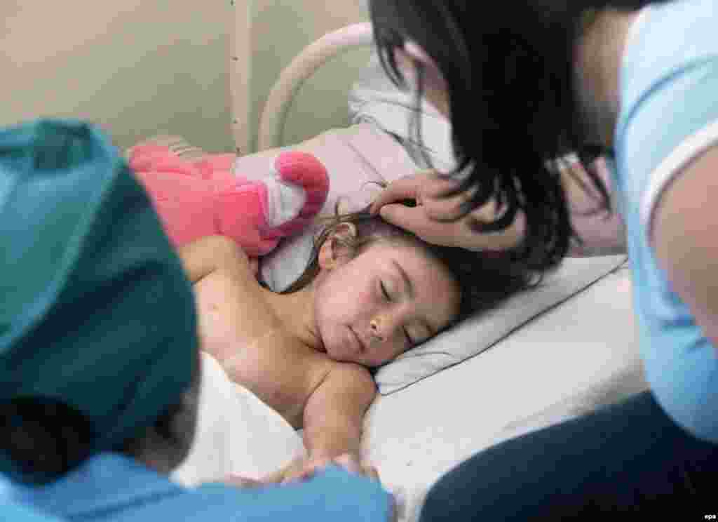 Një nënë me vajzën e saj në një spital në Vladikavkaz...