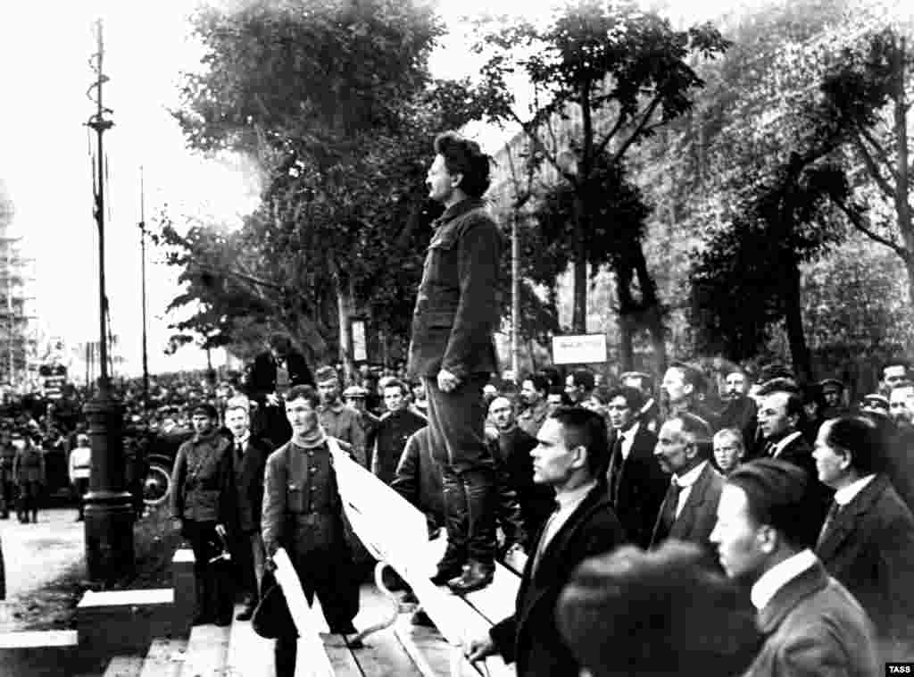 26 septembrie 1919. Leon Troţki comemorează victimele atacului cu bombă de la sediul moscovit al Partidului Comunist. Anarhişti şi alţi adepţi ai stângii au fost acuzaţi că au ucis 12 persoane şi au rănit 55
