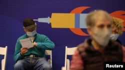 La un centru de vaccinare în Tel Aviv, Israel