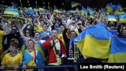 Українські вболівальники під час відбіркового футбольного матчу Чемпіонату світу з футболу 2022 між Україною і Шотландією. Глазго, Велика Британія, 1 червня 2022 року