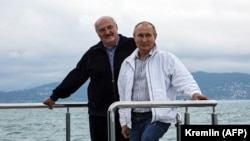 Aljakszandr Lukasenka belarusz és Vlagyimir Putyin orosz elnök egy jachton a Fekete-tengeren 2021. május 29-én