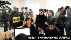 ბანკ "ქართუში" ანგარიშის გახსნის მსურველთა რიგი