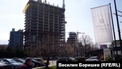Строежът на небостъргача "Златен век" бе спрян след разкритията около евтините апартаметни на високопоставени представители на ГЕРБ