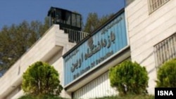 بسیاری از روزنامه‌نگاران ایران به اتهامات امنیتی طی سالهای اخیر در زندان اوین بازداشت بوده‌اند
