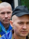 Звільнені захисники України покидають автобус після обміну 19 червня 2025 року