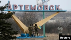 Українські військовослужбовці біля Артемівська. Березень 2015 року