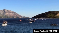 Učesnici protesta su u srijedu popodne isplovili barkama do ostrva 