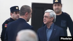 Armenia - Former President Serzh Sarkisian talks to his lawyer during his trial in Yerevan, February 25, 2020.