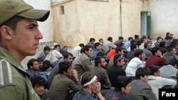 گروهی از مهاجران افغان در حال انتقال به افغانستان
