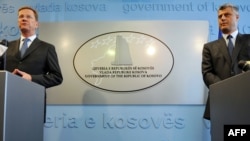 Ministri i Jashtëm gjerman, Guido Vestervelle, gjatë konferencës së përbashkët për media me kryeministrin e Kosovës, Hashim Thaçi. Prishtinë, 11 gusht 2011.