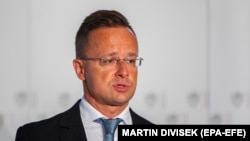 Szijjártó Péter külügyminiszter egy csehországi sajtótájékoztatón Mělníkben 2021. július 20-án