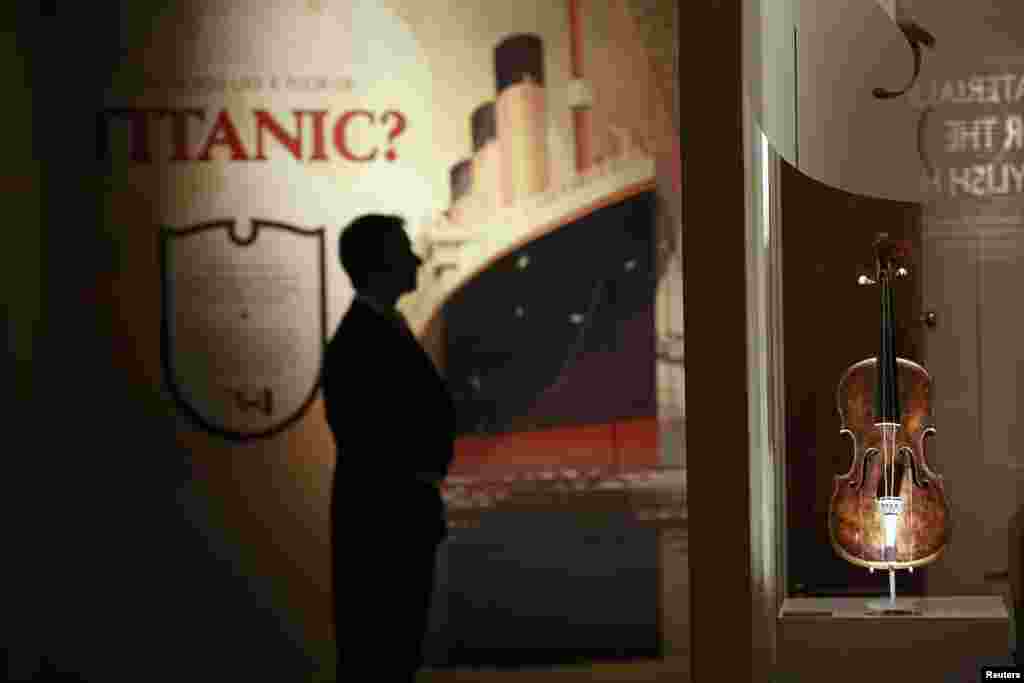 Vioara care a apartinut dirijorului de pe "Titatnic", Wallace Hartley, la "Centrul Titanic" din Belfast, Marea Britanie