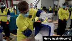 Containere cu vaccinul ant-Covid-19, dezvoltat de Pfizer/BioNTech și produse la o fabrică din Portage, Michigan, Statele Unite, 13 decembrie 2020.