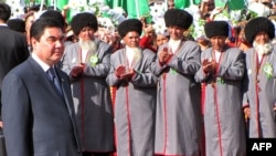 Türkmenistanyň prezidenti Gurbanguly Berdimuhamedow Daşoguzda geçirilen Ýaşulular maslahatynda, 2010-njy ýylyň 14-nji maýy.