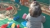 ​​Бүгүнкү күнү аутист деп диагноз коюлган балдарын кучактап алып, андан ары кайда алып барарын билбеген ата-энелер ондоп саналат. 